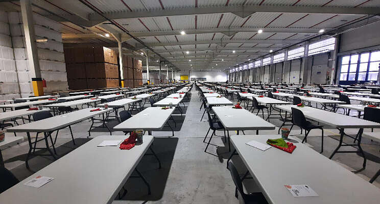 Studenten doen examen in opslagloods Hoogstraten Studenten doen examen in opslagloods Hoogstraten