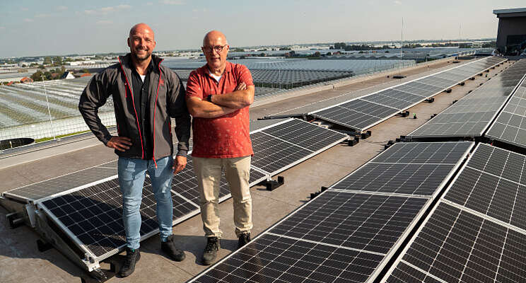 Dak vol zonnepanelen voor Growers United Dak vol zonnepanelen voor Growers United