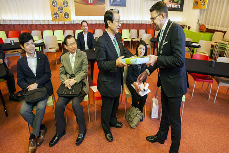 Japanse delegatie bezoekt Tomatoworld